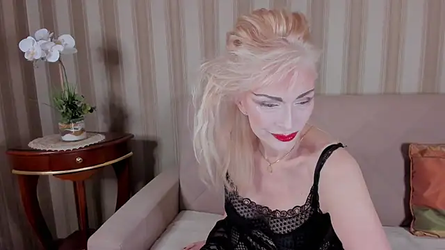 Rita Farel online show from November 3, 2025, 9:05 pm