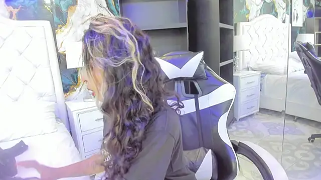 Snapshot of rave_connor chatting on October 7, 2025, 7:00 pm rave connor online show from October 7, 2025, 7:00 pm