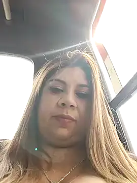 Snapshot of Laura-Hernandez chatting on December 15, 2024, 6:15 pm Laura-Hernandez online show from December 15, 2024, 6:15 pm