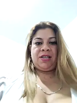 Snapshot of Laura-Hernandez chatting on February 26, 2025, 2:57 pm Laura-Hernandez online show from February 26, 2025, 2:57 pm