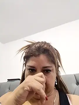 Snapshot of Laura-Hernandez chatting on March 19, 2025, 3:29 pm Laura-Hernandez online show from March 19, 2025, 3:29 pm