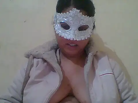 kamayanisingh24 online show from January 1, 2025, 6:38 pm