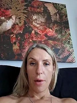 YourJuliena online show from February 25, 2025, 12:45 pm