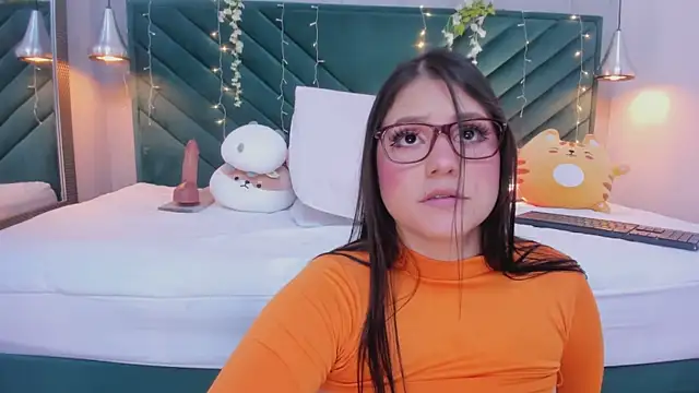 pamelajons  online show from January 13, 2025, 2:42 pm