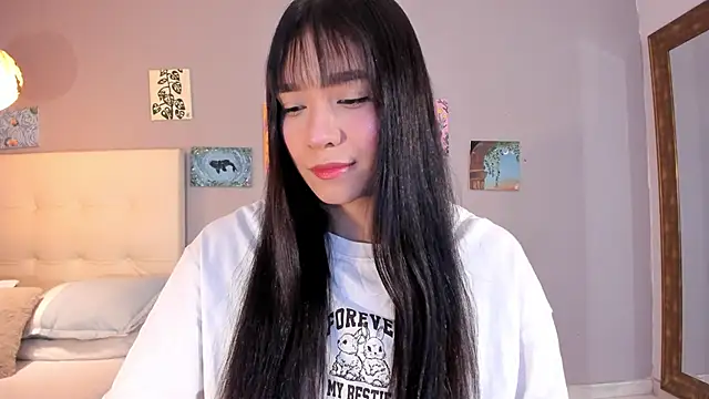 Snapshot of Maia_W10 chatting on May 13, 2026, 12:24 pm Maia W10 online show from May 13, 2026, 12:24 pm