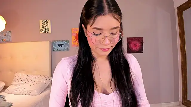 Snapshot of Maia_W10 chatting on May 27, 2026, 12:24 pm Maia W10 online show from May 27, 2026, 12:24 pm