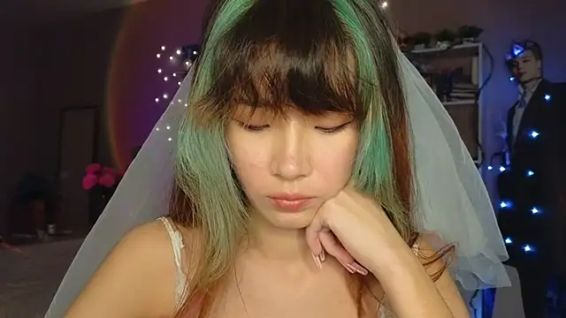 Snapshot of E_v_E_ chatting on November 3, 2025, 6:36 am E v E online show from November 3, 2025, 6:36 am