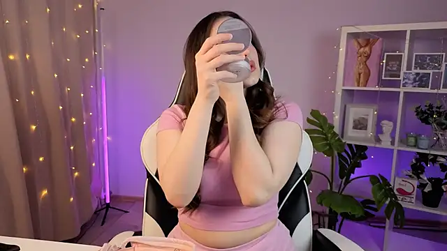 MelissaLovvv online show from February 18, 2026, 5:14 am