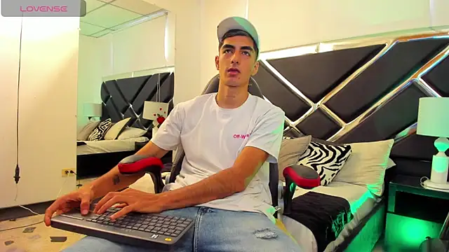 DimitryHank online show from December 28, 2024, 5:35 pm