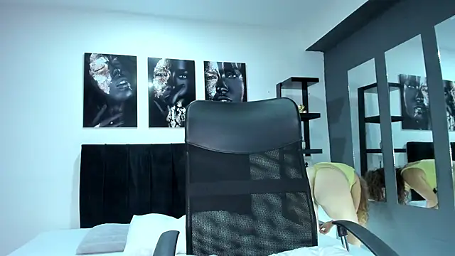 Snapshot of Mia_fooxx_ chatting on November 12, 2025, 7:35 pm Mia fooxx online show from November 12, 2025, 7:35 pm