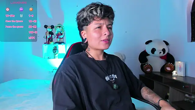 Snapshot of ZuryRamirez_ chatting on May 23, 2026, 8:24 pm ZuryRamirez online show from May 23, 2026, 8:24 pm