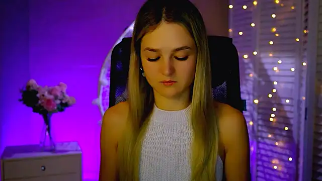 DeboraLarson online show from November 29, 2025, 3:31 am