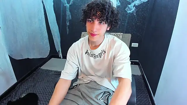 Snapshot of Kerverr_ chatting on October 16, 2025, 12:11 am Kerverr online show from October 16, 2025, 12:11 am