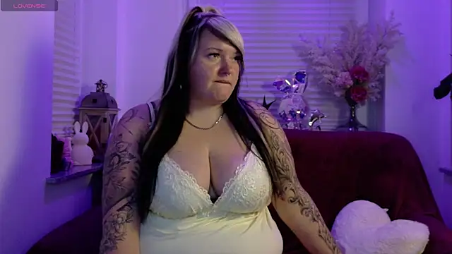 Snapshot of CurvyAngelina_Official chatting on November 10, 2025, 7:13 pm CurvyAngelina Official online show from November 10, 2025, 7:13 pm