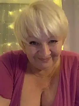 Laura Millf online show from January 3, 2025, 7:39 pm