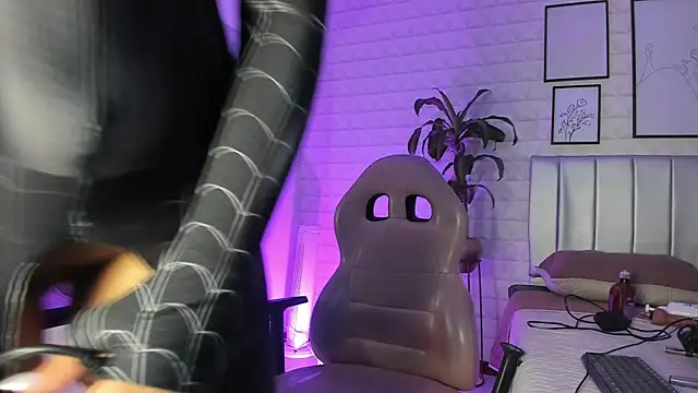 Snapshot of Lizzie-Evans chatting on September 28, 2025, 12:10 pm Lizzie-Evans online show from September 28, 2025, 12:10 pm