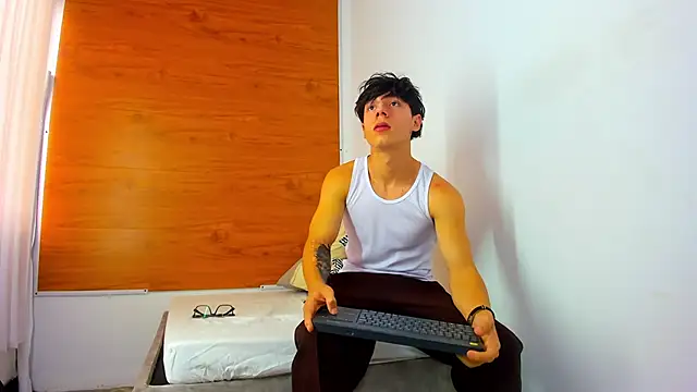 EVAN XOX online show from December 3, 2024, 9:45 pm