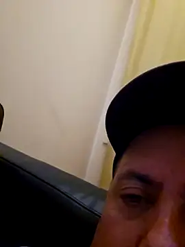 Snapshot of HeteroHotGuy1 chatting on September 30, 2025, 7:52 pm HeteroHotGuy1 online show from September 30, 2025, 7:52 pm