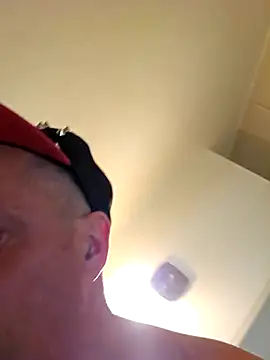 Snapshot of HeteroHotGuy1 chatting on October 16, 2025, 1:34 pm HeteroHotGuy1 online show from October 16, 2025, 1:34 pm