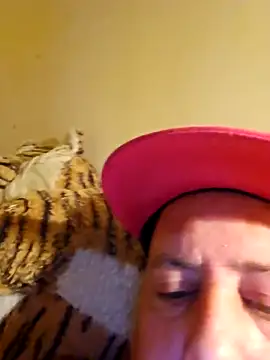 Snapshot of HeteroHotGuy1 chatting on October 19, 2025, 9:37 pm HeteroHotGuy1 online show from October 19, 2025, 9:37 pm