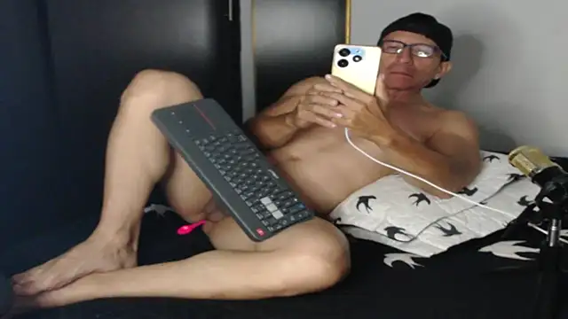 Snapshot of KALE_19 chatting on February 14, 2025, 1:45 am KALE 19 online show from February 14, 2025, 1:45 am