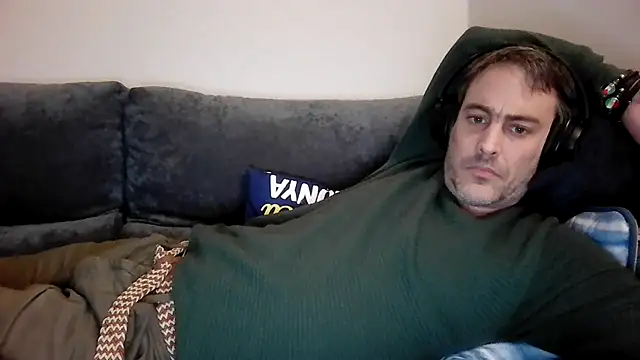 Snapshot of basquehotboy chatting on December 11, 2024, 10:06 pm basquehotboy online show from December 11, 2024, 10:06 pm