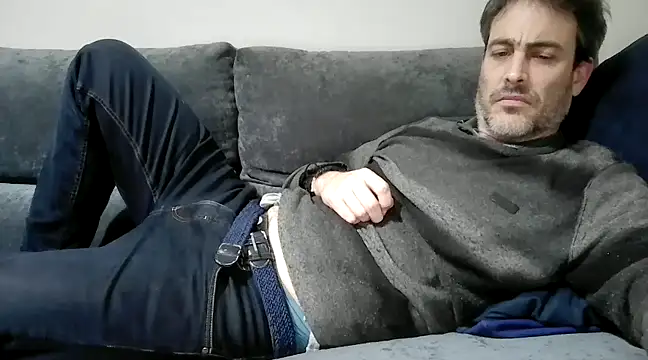 Snapshot of basquehotboy chatting on December 17, 2024, 10:43 pm basquehotboy online show from December 17, 2024, 10:43 pm