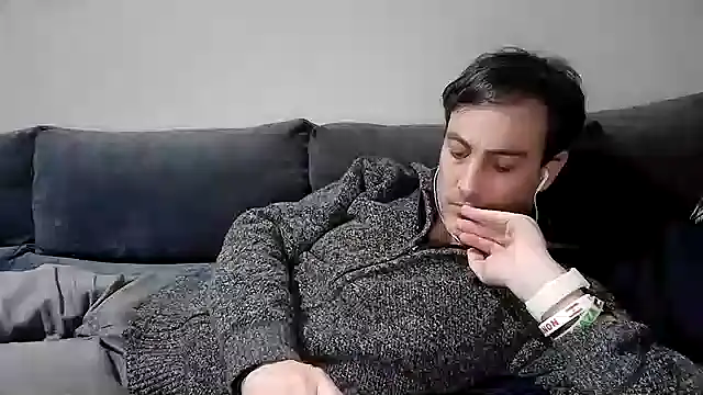 Snapshot of basquehotboy chatting on January 27, 2025, 9:22 pm basquehotboy online show from January 27, 2025, 9:22 pm