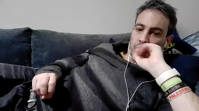 Snapshot of basquehotboy chatting on February 1, 2025, 11:27 pm basquehotboy online show from February 1, 2025, 11:27 pm