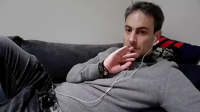Snapshot of basquehotboy chatting on February 6, 2025, 9:38 pm basquehotboy online show from February 6, 2025, 9:38 pm