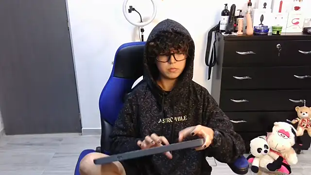 thomascooper7 online show from September 20, 2025, 8:10 pm