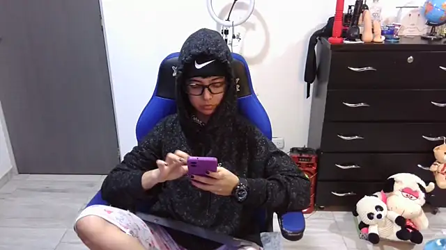thomascooper7 online show from May 17, 2026, 7:43 pm