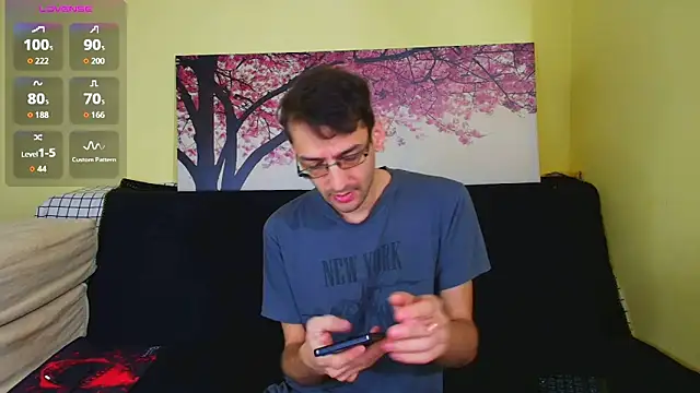 Snapshot of HungEddy chatting on October 25, 2025, 3:03 am HungEddy online show from October 25, 2025, 3:03 am