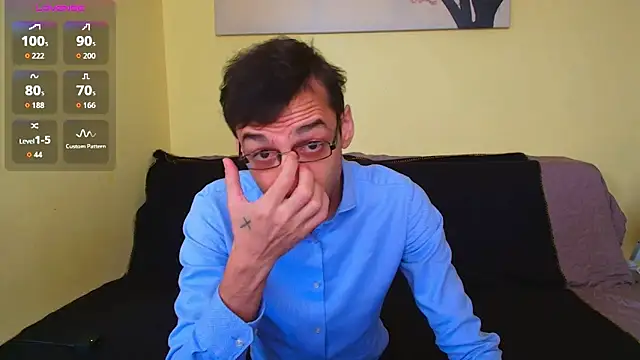 Snapshot of HungEddy chatting on November 12, 2025, 9:21 am HungEddy online show from November 12, 2025, 9:21 am