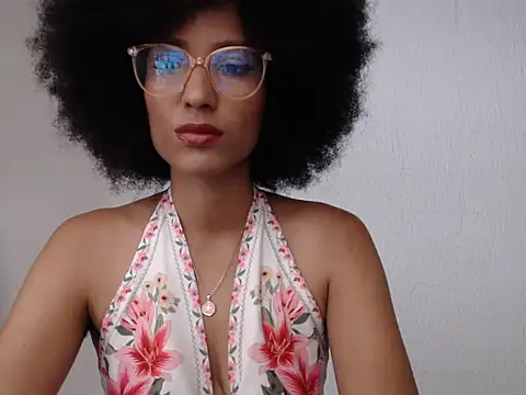 violettamartins online show from May 9, 2026, 9:42 pm
