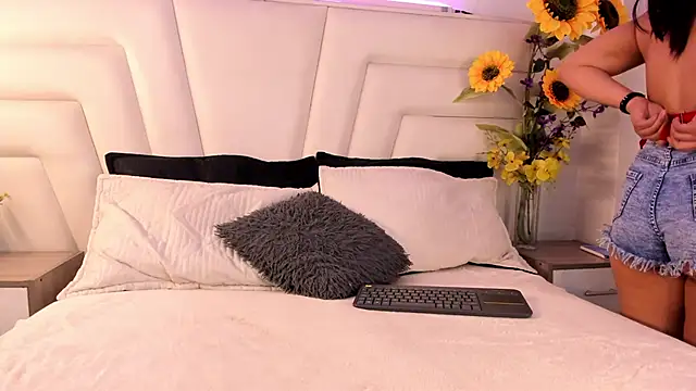 Snapshot of Nessa2905 chatting on September 24, 2025, 2:37 am Nessa2905 online show from September 24, 2025, 2:37 am