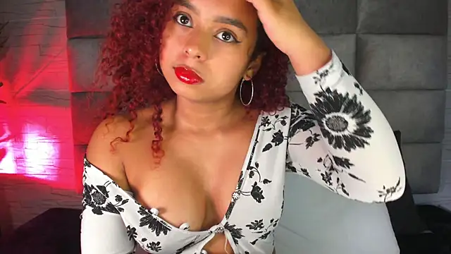 Snapshot of lara_jones_ chatting on February 18, 2025, 3:42 am lara jones  online show from February 18, 2025, 3:42 am