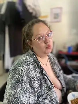 Snapshot of Chloee_ep chatting on December 8, 2024, 7:32 pm Chloee ep online show from December 8, 2024, 7:32 pm