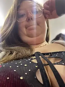 Snapshot of Chloee_ep chatting on December 22, 2024, 1:34 am Chloee ep online show from December 22, 2024, 1:34 am