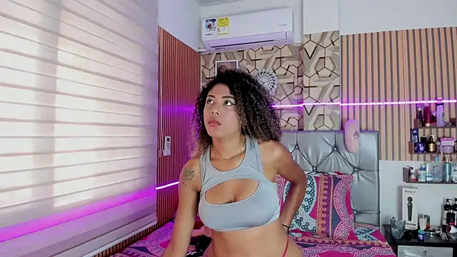 Snapshot of charlotteone chatting on October 18, 2025, 12:06 pm charlotteone online show from October 18, 2025, 12:06 pm