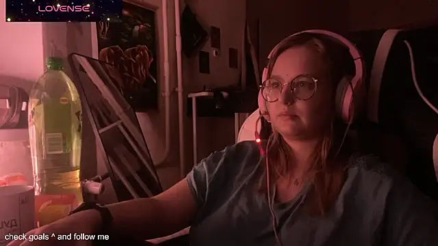 JacyWinslat online show from November 15, 2025, 3:52 pm