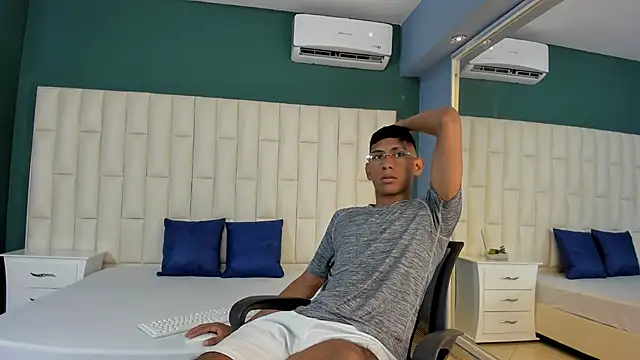 Snapshot of Nick_Collins18 chatting on January 24, 2025, 10:08 pm Nick Collins18 online show from January 24, 2025, 10:08 pm