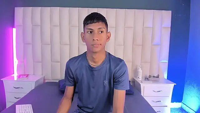 Snapshot of Nick_Collins18 chatting on February 21, 2025, 3:34 am Nick Collins18 online show from February 21, 2025, 3:34 am