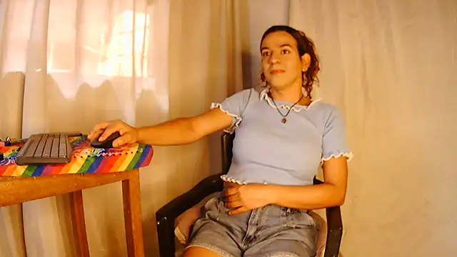 Snapshot of Oh_Tique chatting on February 16, 2025, 5:15 pm Oh Tique online show from February 16, 2025, 5:15 pm