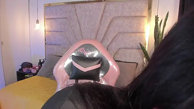 EmaJames25 online show from February 18, 2025, 7:19 pm