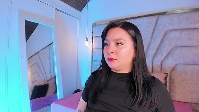 EmaJames25 online show from October 13, 2025, 4:07 pm