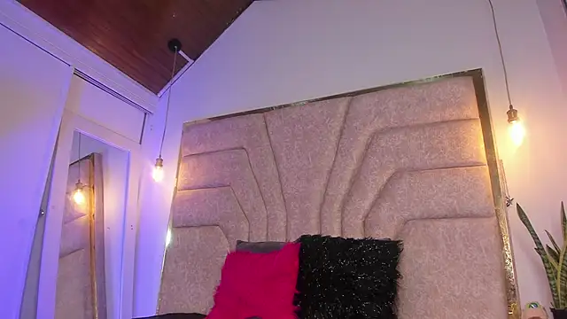 Snapshot of EmaJames25 chatting on March 12, 2026, 6:58 pm EmaJames25 online show from March 12, 2026, 6:58 pm