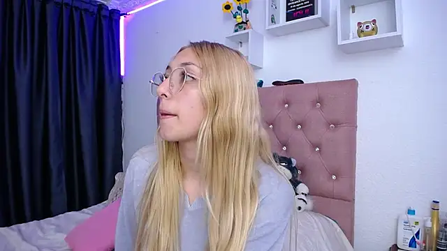 Snapshot of Soffy-brooks chatting on October 12, 2025, 5:17 am Soffy-brooks online show from October 12, 2025, 5:17 am