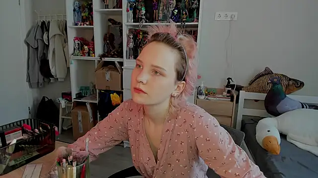 School Love online show from February 18, 2026, 7:04 am