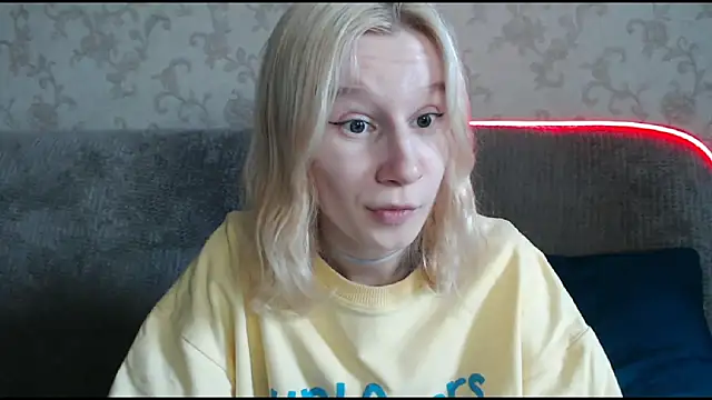 Snapshot of EnigmaSee chatting on October 3, 2025, 8:33 am EnigmaSee online show from October 3, 2025, 8:33 am